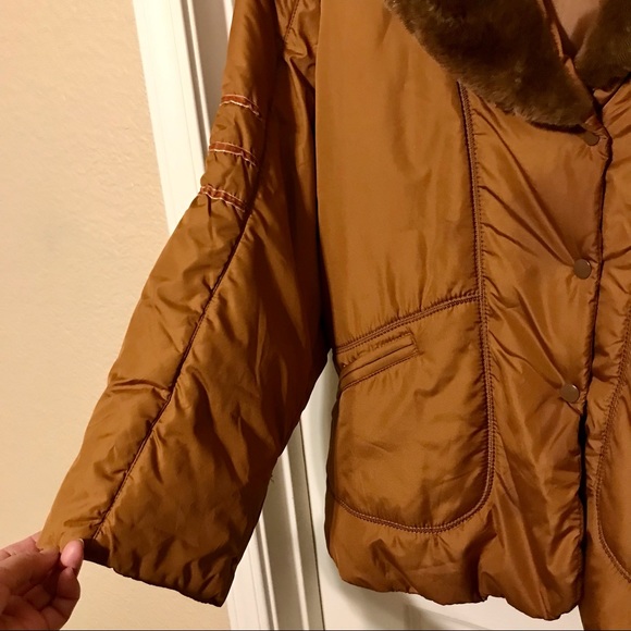Nice & comfortable golden Puffer coat with faux fur collar, 2 pockets, size 1X - Picture 3 of 12